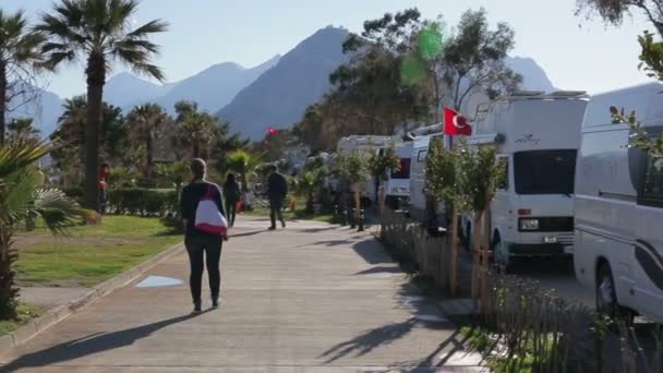 Turkije, Antalya, maart 2016 bruisende stad per dag en in het licht van de zon — Stockvideo