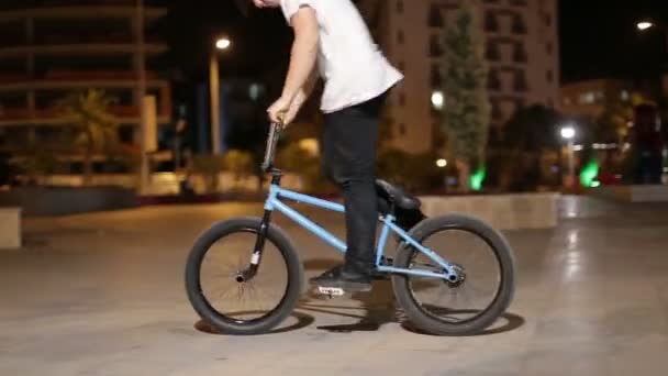 Turkiet, Antalya, mars 2016 A ung pojke göra stunts på sport cykel Bmx. — Stockvideo