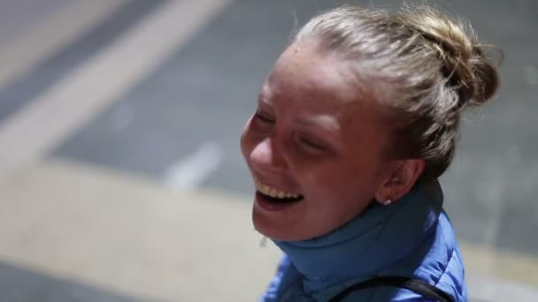 Emotionen fröhliches Mädchen lustig lachen. Nahaufnahme. — Stockvideo