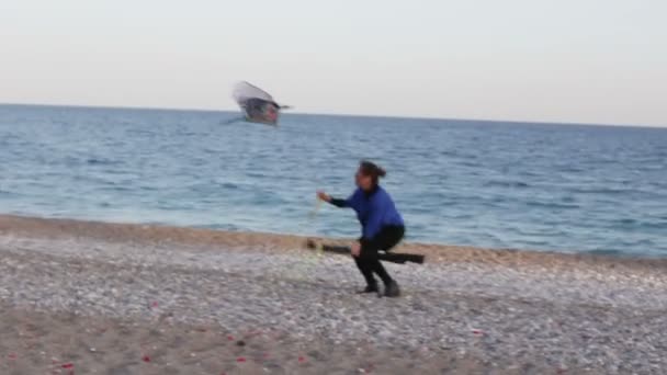 Turkey, Antalya, marzo 2016 Giovane ragazza attiva che vola con un aquilone sulla spiaggia — Video Stock