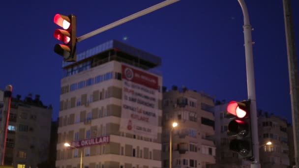 Τουρκία, Αττάλεια, Μαρτίου 2016 διακόπτη φώτων κυκλοφορίας στο οδόστρωμα στο σκοτάδι — Αρχείο Βίντεο