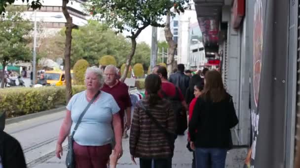 Turkey, Antalya: people walking on the street in the center. — Stok video