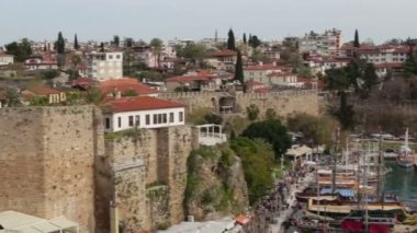 Deniz su manzaralı yukarıdan ile defne, büyük ve küçük gemilerin Körfez boyunca denizde insanlar yürümek