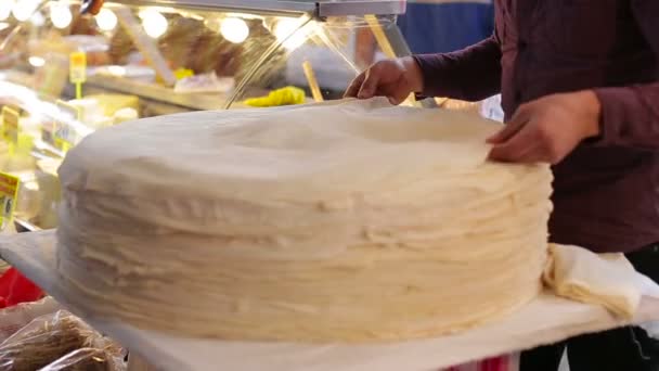 Mannelijke handen gevouwen Turkse plat brood deeg een naar de andere — Stockvideo