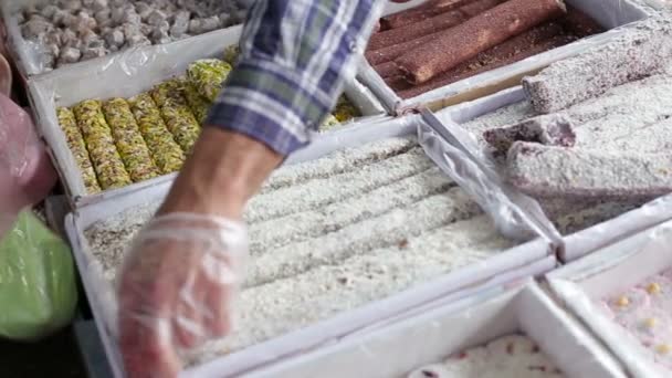 Турецька традиційна солодка турецька насолода продається на ринку. — стокове відео