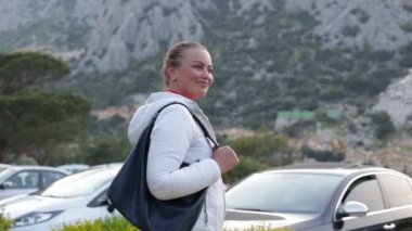 Arka plan dağlarda yaz aylarında parkta yürüyüş poz, gülümseyen, duygu, neşeli güzel kız