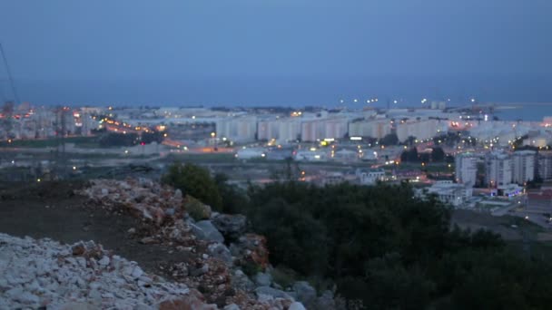 Città di notte in montagna, vista generale, vista dall'alto — Video Stock