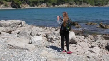 Güzel neşeli kız olun bir akıllı telefon kullanan bir fotoğraf panorama