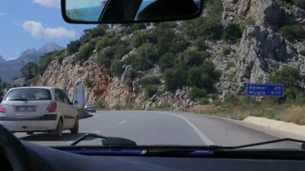 Antalya, Türkiye - Mart 2016: dağlarda, yılan gibi yol meşgul karayolu bir görünümünü — Stok video