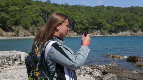 Schöne fröhliche Mädchen machen ein Fotopanorama mit einem Smartphone — Stockvideo