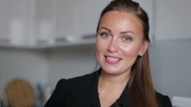 Güzel neşeli kız dedi, gülümseyerek ve baş parmak işareti göstermek yukarıya