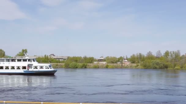 Tjoemen, Rusland - mei 2016: cruiseschip zeilen op de rivier — Stockvideo