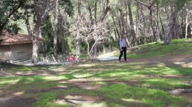 Dışarıda parkta yürüyüş gülümseyen düşünceli mutlu kız