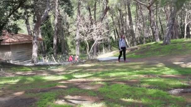 공원에서 밖으로 걷고 웃 고 사려깊은 행복 한 여자 — 비디오