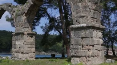 Dağlarda antik taş kemer