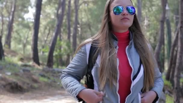 Ragazza felice pensierosa sorridente che cammina fuori nel parco — Video Stock