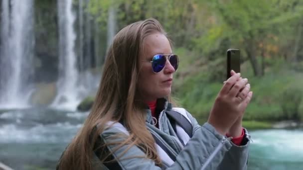 Schöne fröhliche Mädchen machen ein Fotopanorama mit einem Smartphone — Stockvideo