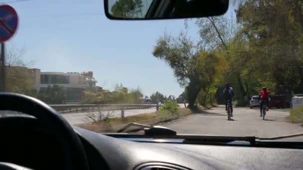 Antalya, Turcja - marca 2016: serpentyn drogi w górach, widok zajęty jezdni, rowerzystów jeździć przed samochód — Wideo stockowe