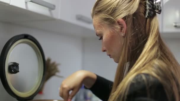 混合的食物在平底锅里的女人 — 图库视频影像