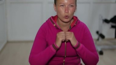 Spor salonunda spor sallar basın için genç güzel kız gider