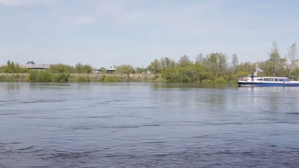 Tioumen, Russie - Mai 2016 : bateau de croisière naviguant sur le fleuve — Video