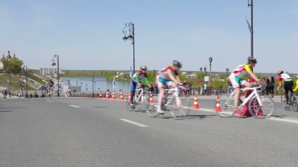 Tyumen, Russia - Maggio 2016: Corsa in bicicletta sull'autostrada — Video Stock