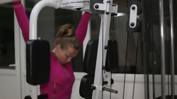 La joven hermosa chica dedicada a los deportes activos en el gimnasio — Vídeo de stock