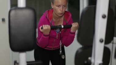 Genç ve güzel kız spor salonunda aktif spor yapıyor.