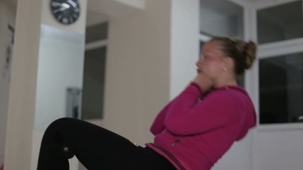 Młoda piękna dziewczyna idzie sportowe trzęsie Press w siłowni — Wideo stockowe