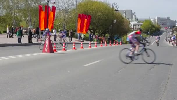 Тюмень, Россия - май 2016: Велопробег по шоссе — стоковое видео