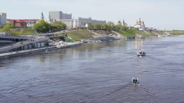 Vízi közlekedés különböző típusú lebeg a folyó, a háttérben a keresztény egyház — Stock videók