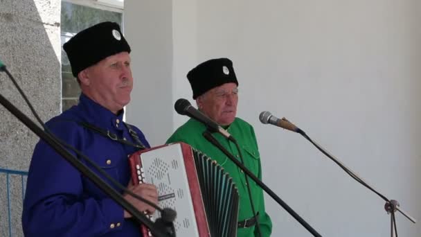 Κουργκάν της Ρωσίας - Μαΐου 2016: Άνδρες τραγουδήσει σε ένα μικρόφωνο και παίζει ακορντεόν — Αρχείο Βίντεο