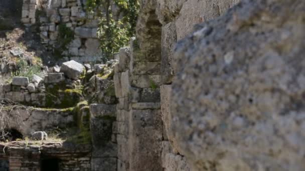 Старовинна кам'яна арка в горах — стокове відео