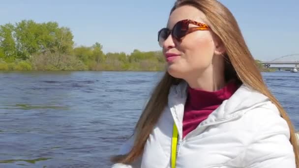 Hermosa joven coquetea bebidas sonrientes cofee Se encuentra en el paseo marítimo en el fondo del estanque — Vídeo de stock