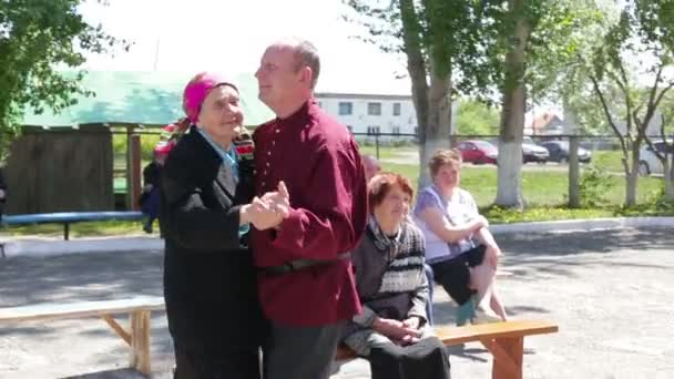 Koergan, Rusland - mei 2016: Oudere man en vrouw samen dansen en zingen een lied, Russische folklore — Stockvideo