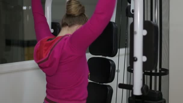 Den unga vackra flicka engagerade i aktiva sporter i gymmet — Stockvideo