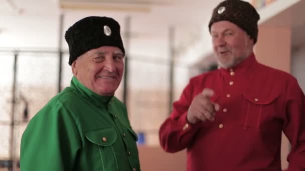 Курган, Россия - Май 2016: Два пожилых человека в национальных костюмах — стоковое видео