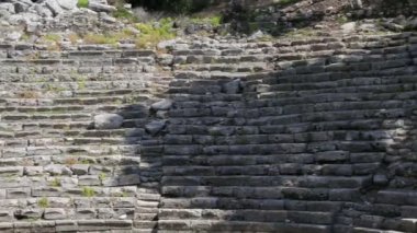Dağlarda antik taş kemer
