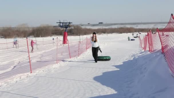 美しい少女は、屋外の冬休みを保持しています。極端なフィットネス スポーツ . — ストック動画