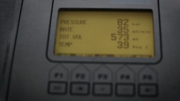 Compteur électrique compte le nombre de gros plan . — Video