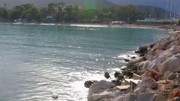 맑은 날에 햇빛 프리 바다 산 — 비디오