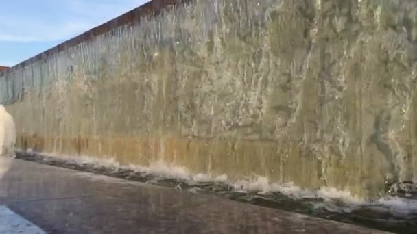 Wasserfall im Park im Sommer, Zeitlupe, Nahaufnahme — Stockvideo