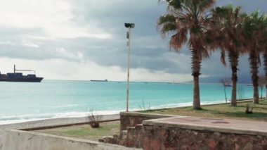 Büyük turistik gemi ve tekneler bitkidir denizde