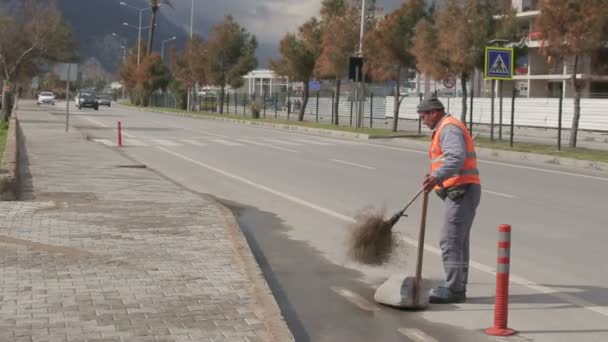 Antalya, Turquia - Março de 2016: o zelador varrendo a estrada — Vídeo de Stock