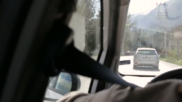 Antalya, Türkiye - Mart 2016: dağlarda, meşgul karayolu bir görünümünü serpantin yol bisikletçiler önce araba sürmek — Stok video