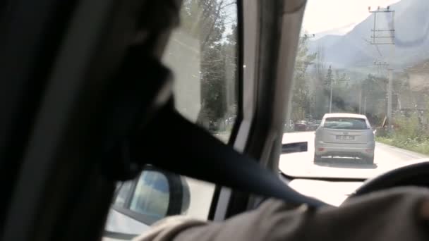 Antalya, Turkey - March 2016: serpentine road in the mountains, a view of the busy roadway, cyclists ride before the car — Stock Video