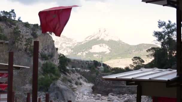 Bandera turca en terreno montañoso — Vídeos de Stock