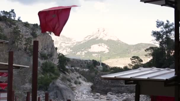 Turkish flag in mountainous terrain — Stock Video