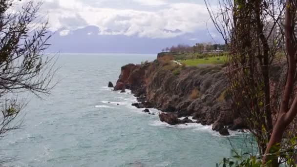 Le onde battono contro le rocce sulla spiaggia — Video Stock