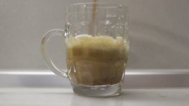 bira bardağına dökülür varlık